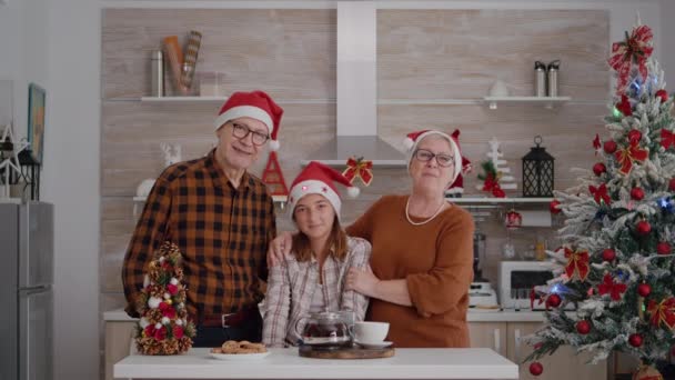 Pov de famille heureuse portant le chapeau de Père Noël saluant des amis éloignés pendant la conférence de vidéocall en ligne — Video