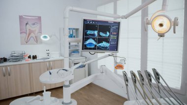 Profesyonel dişçilik araçlarıyla donatılmış boş stomatoloji ortodonti ofis odası