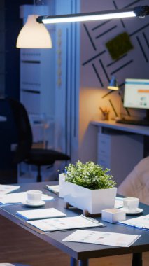 İçinde kimsenin olmadığı boş bir iş yeri toplantı odasının içi.