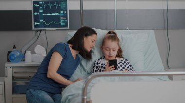 Çevrimiçi video görüşmesi sırasında akıllı telefon kullanarak uzak bir arkadaşa aile selamı