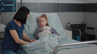 İyileşme sürecinde hasta kıza ilaç tedavisini açıklayan bir anne