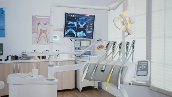 Colpo rivelatore di sedia ortodontista con nessuno in, immagini a raggi X dentali in mostra — Foto Stock