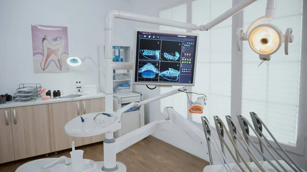 Sala studio ortodontica a stomatologia vuota dotata di strumenti odontoiatrici professionali — Foto Stock
