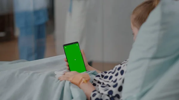 Garotinho segurando simular tela verde chroma telefone chave com display isolado — Fotografia de Stock