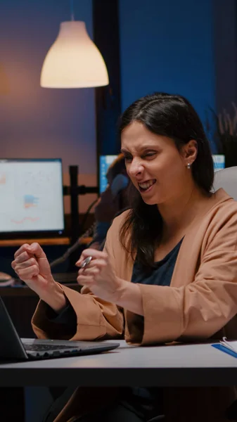 Fröhliche erfolgreiche Geschäftsfrau genießt beim Blick auf Laptop-Computer — Stockfoto