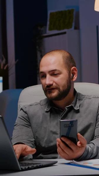 Entrepreneur homme bavarder avec l'entreprise travail d'équipe sur la planification téléphonique réunion de gestion — Photo