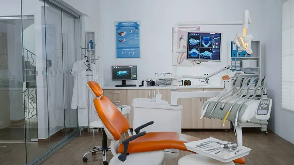 Пустой стоматологический кабинет подготовлен для лечения зубов — стоковое фото