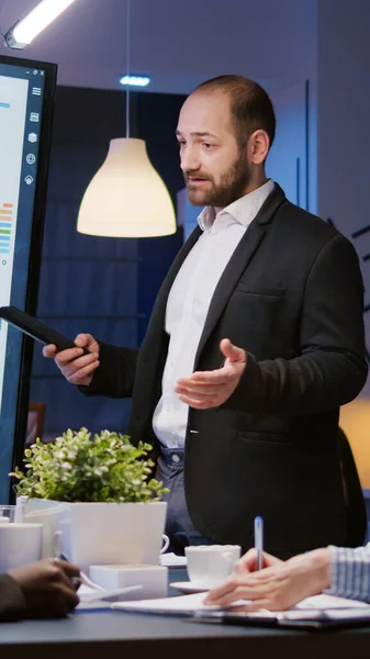 Enfocado hombre líder explicando proyecto de gestión utilizando monitor de trabajo en la sala de reuniones de la empresa — Foto de Stock