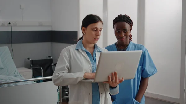 Pediatrician doctor discussing child disease recovery showing medical expertise on laptop — Stock Photo, Image