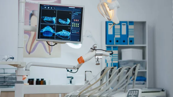 Close up equipamentos médicos ortodontista no escritório moderno brilhante — Fotografia de Stock