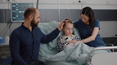 Hastalık enfeksiyonu geçirdikten sonra yatakta dinlenen oksijen tüplü hasta kız.