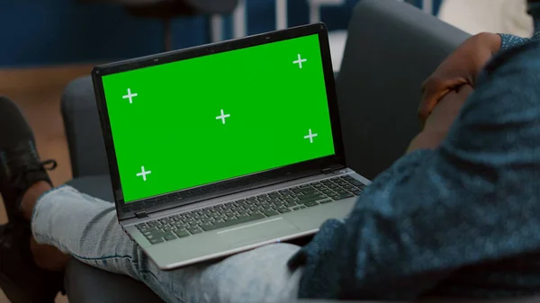 Primer plano de la pantalla verde simulada pantalla portátil — Foto de Stock
