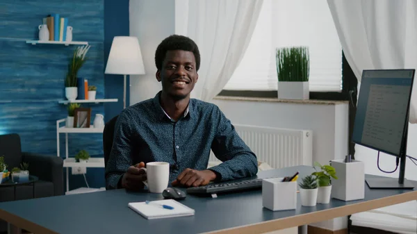 Zoom en tiro en afroamericano hombre negro freelancer sonriendo a la cámara —  Fotos de Stock