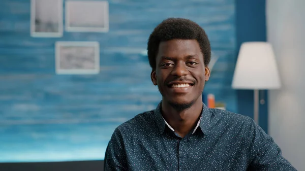 Primer plano retrato de encantador guapo afroamericano hombre sonriendo a la cámara —  Fotos de Stock