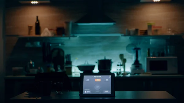 Intelligens alkalmazás táblagépen, konyhaasztalon, üres házban — Stock Fotó