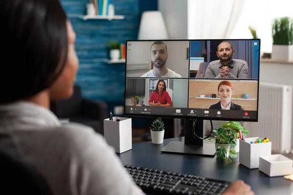 Zwarte vrouw bespreken schoolproject deadline met collega op afstand tijdens online webinar videocall — Stockfoto