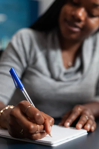 Close-up van de student met zwarte huid schrijven onderwijs school huiswerk op notebook — Stockfoto