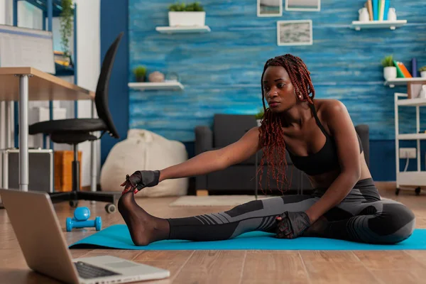 Vestibilità sportiva donna nera facendo stretching esercizio di flessibilità — Foto Stock