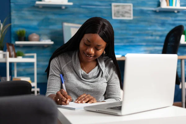 Αφρο-αμερικανική γυναίκα σπουδάζουν επικοινωνίας μάθημα γραφής γυμνάσιο — Φωτογραφία Αρχείου