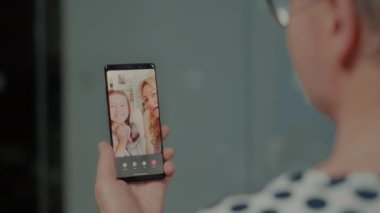 Hastalığı olan yaşlı bir hasta ailesiyle görüntülü konuşma yapıyor.