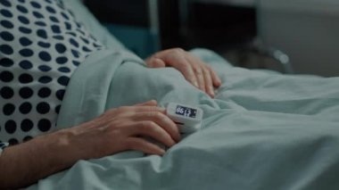 Hastane koğuşundaki hastaya oksimetre verin.