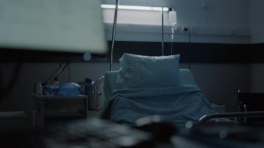 Hastane koğuşunda modern ekipmanlı kimse yok.