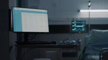 Klinikteki boş hastane koğuşunda kimse yok.