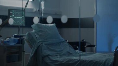 Klinikte boş yatağı olan hastane koğuşu.