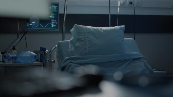 Никто в больничном отделении, заполненном медицинской техникой — стоковое видео