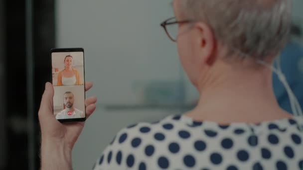 Старший пациент разговаривает с семьей на видеокассете — стоковое видео