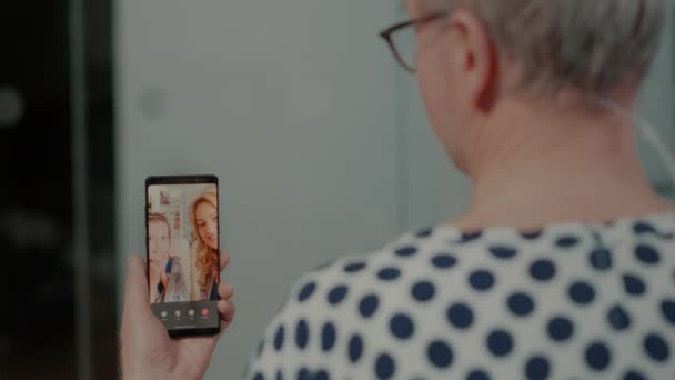 Patient som använder modern teknik för att tala med släktingar — Stockvideo