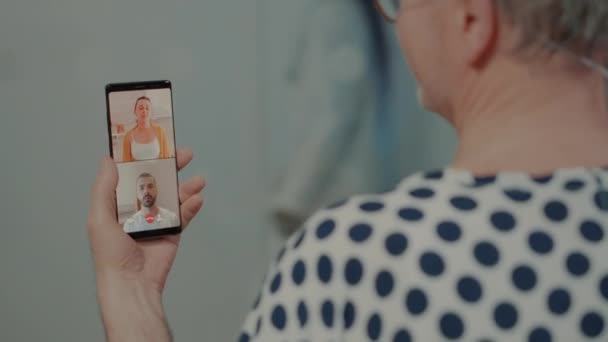 Хворий пацієнт розмовляє на відеозв'язку з родичами — стокове відео
