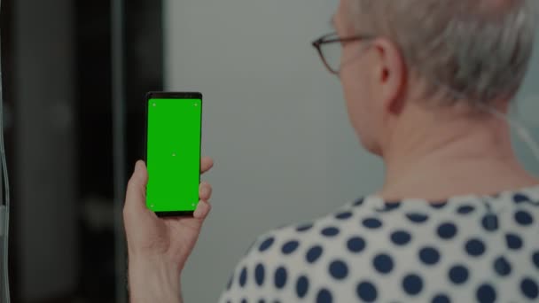 Старий пацієнт тримає зелений екран смартфона — стокове відео