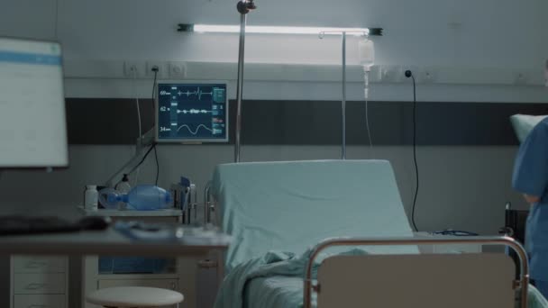 Enfermera haciendo cama en la sala de hospital preparando espacio para el paciente — Vídeo de stock