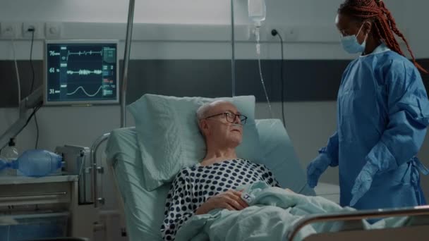 Ziekenhuisafdeling medische chirurg in gesprek met zieke patiënt — Stockvideo