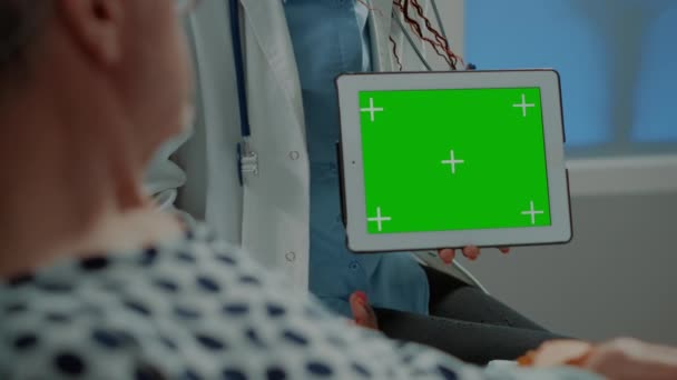 Medicul afro-american arată tabletă cu ecran verde — Videoclip de stoc