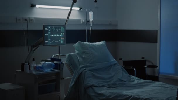 Nowoczesny oddział szpitalny z wygodnym pustym łóżkiem — Wideo stockowe