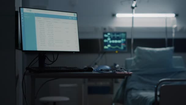 Ala hospitalar com cama vazia e equipamento moderno — Vídeo de Stock