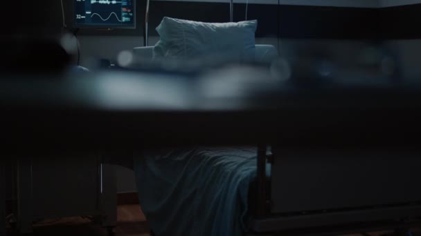 Порожня клінічна лікарня як екстрена кімната на підлозі лікарні — стокове відео