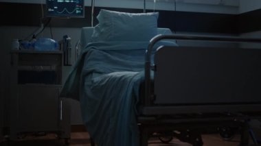 Hastane koğuşu olarak kullanılan acil durum klinik boş tesisi