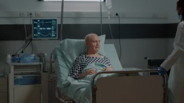 Afrikalı Amerikalı doktor hasta için ayarlanabilir yatak tamir ediyor.