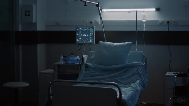Άδεια νοσοκομειακή πτέρυγα με σύγχρονο ιατρικό εξοπλισμό — Αρχείο Βίντεο