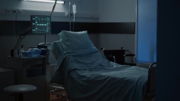 Senki sem készült fel a kezelésre az üres kórházi szobában. — Stock videók