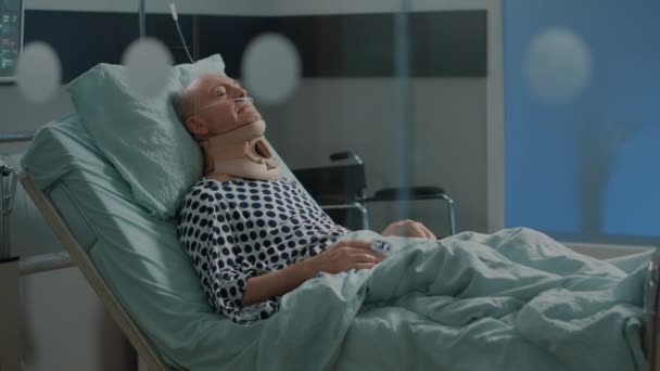 Paciente idoso em recuperação após cirurgia no leito da enfermaria hospitalar — Vídeo de Stock