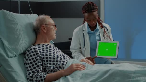 Szakosodott nő mutatja zöld képernyő tabletta a betegnek — Stock videók