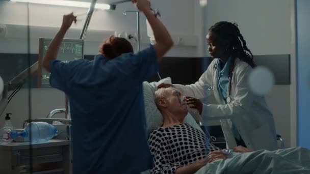 Старый пациент тяжело дышит в больничной палате — стоковое видео