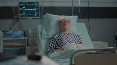 Hastane koğuşundaki hasta tıbbi birimde yatakta uyuyor.