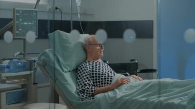 Hemşire ve Afrikalı Amerikalı doktor hasta ile ilgileniyor.