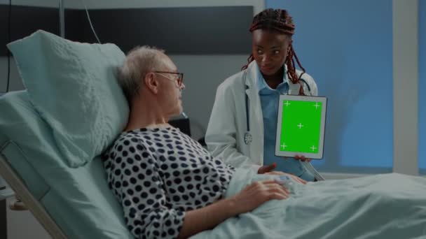 Ο γιατρός ανάλυση δείχνει δισκίο με πράσινη οθόνη στον ασθενή — Αρχείο Βίντεο