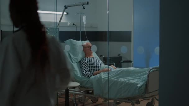 Paziente con malattia che dorme nel letto del reparto ospedaliero della struttura — Video Stock